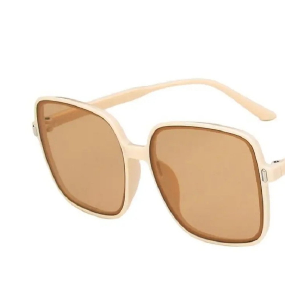 Beautiful oversized sunglasses beigy white new w tags. Hp🔥🔥